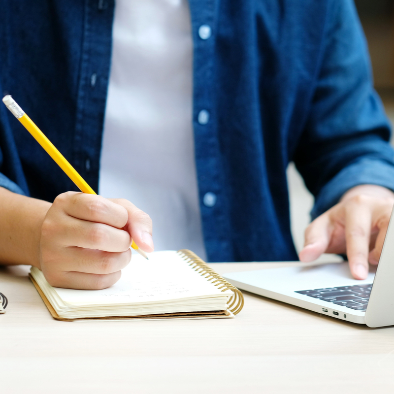 Bilde av en gutt som tar nettstudier - Norges Mesterakademi Norge - Mesterutdanning