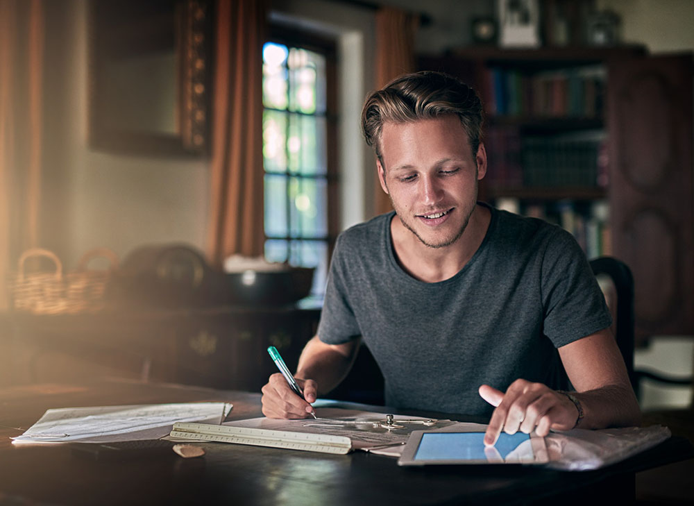 Bilde av en mann som bruker pc til nettstudier - Norges Mesterakademi Norge - Takstutdanning