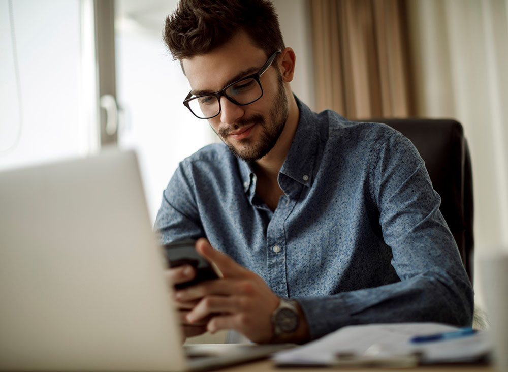 Bilde av en mann som bruker pc til nettstudier - Norges Mesterakademi Norge - Takstutdanning